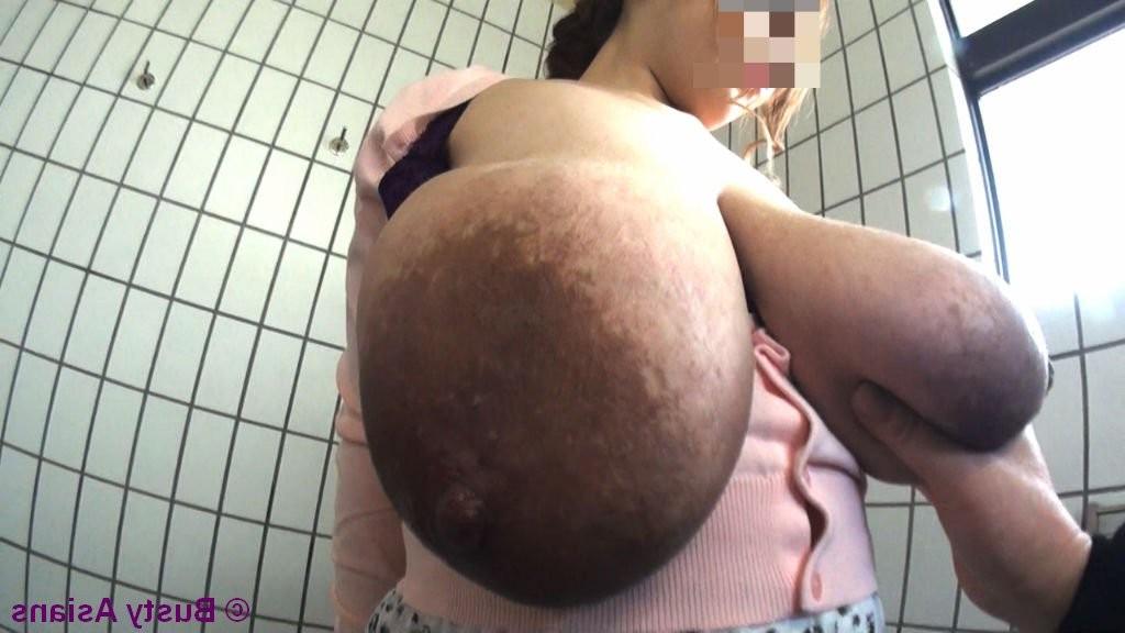 16P Japanese amateur with monster breasts posing in lingerie