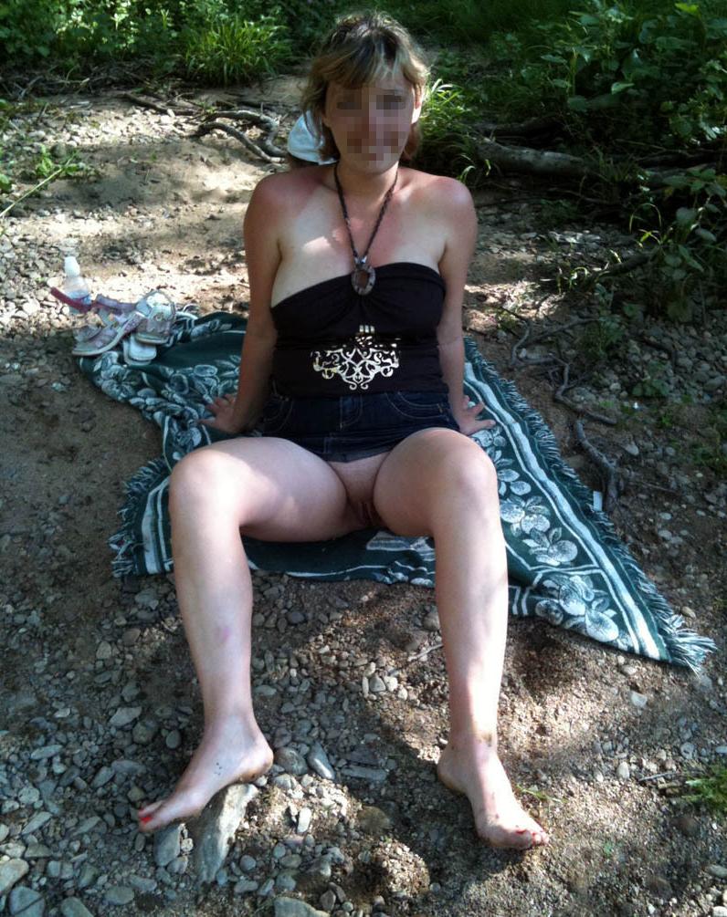 12P Nude pussy upskirt