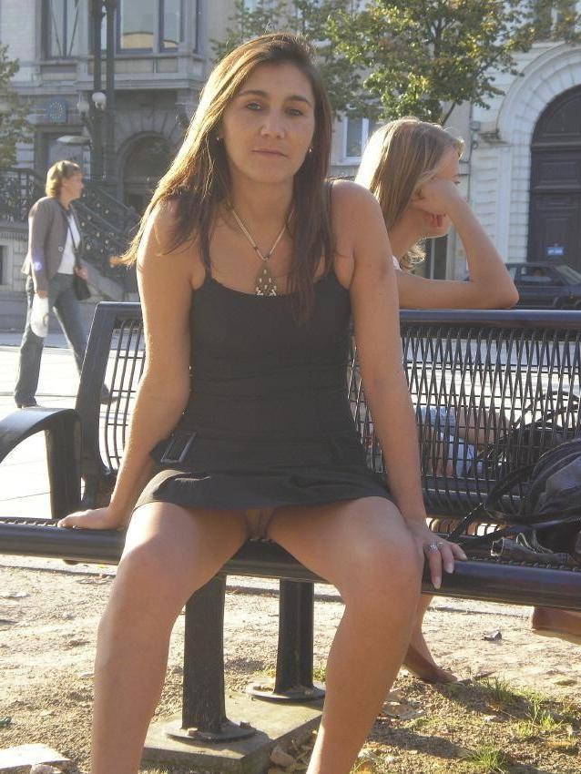 12P Pantyless upskirt voyeur pictures