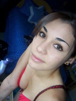 10P Incredible home close-ups with tattooed bald pussy shown