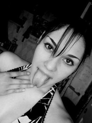 10P Incredible home close-ups with tattooed bald pussy shown