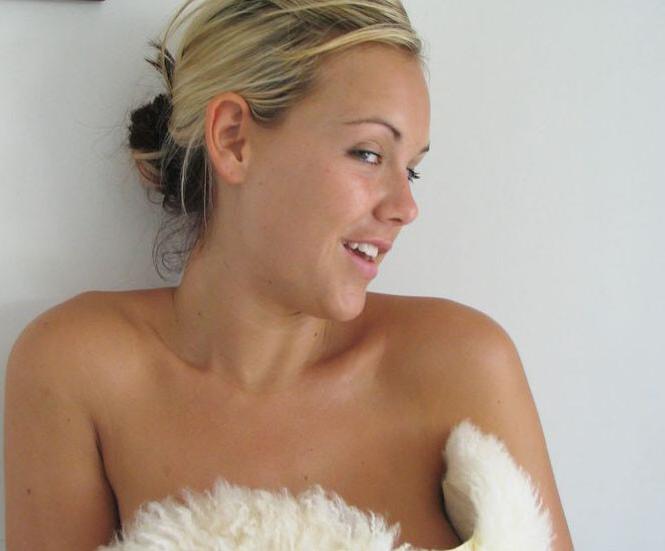 8P Babe sets her home cam and shakes big titties