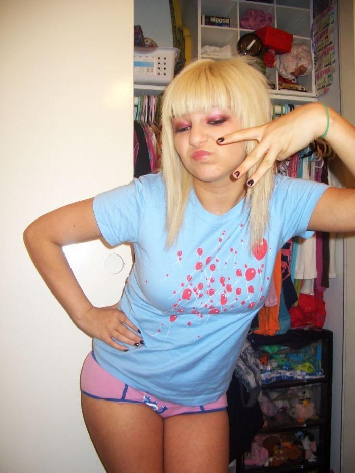 10P Pantieless doll fooling around in hot amateur pics