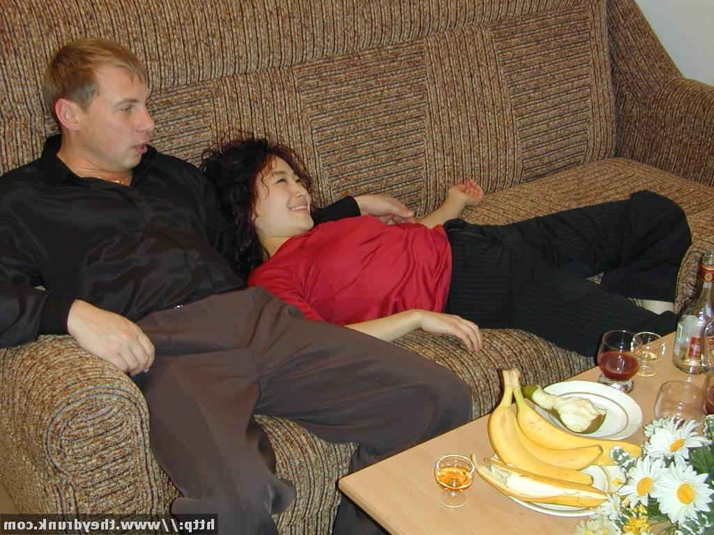 16P Süße asiatische Schlampe betrinkt sich furchtbar und führt einen Amateur-Striptease durch