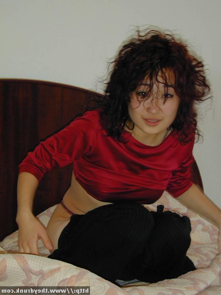 16P Süße asiatische Schlampe betrinkt sich furchtbar und führt einen Amateur-Striptease durch