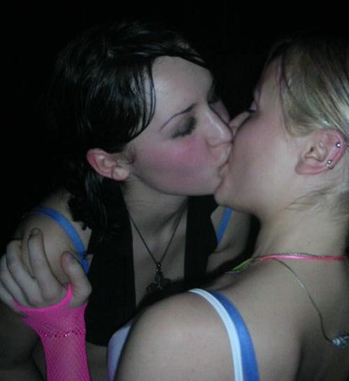 16P Pictures of a naked blonde naked in her bedroom