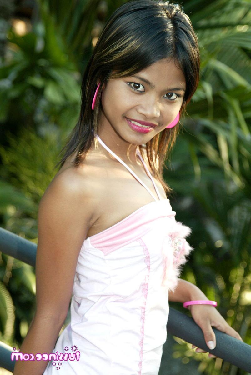 15P Thai teen model Tussinee takes revealing photos at a famous park