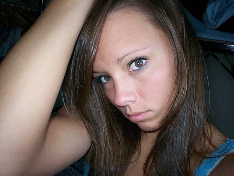 16P Pictures of a naked blonde naked in her bedroom