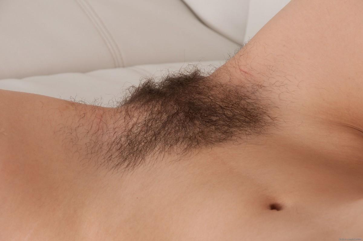 15P Hairy brunette babe Olive spreading her unshaven snatch on the couch