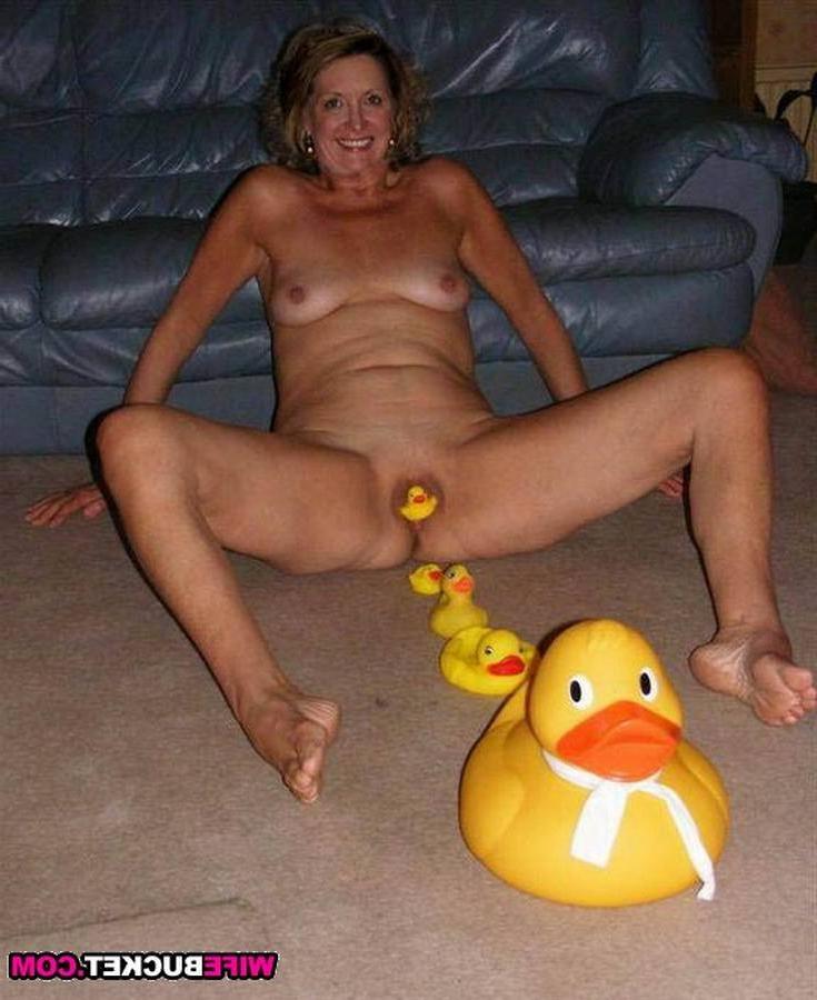 20P Hot amateur couples show off their home sex pics