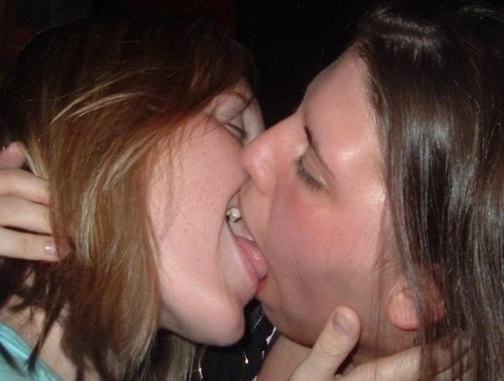 16P Pictures of a naked blonde naked in her bedroom