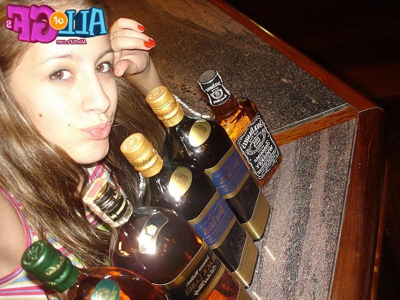 12P Drunk girlfriend naked on the pics