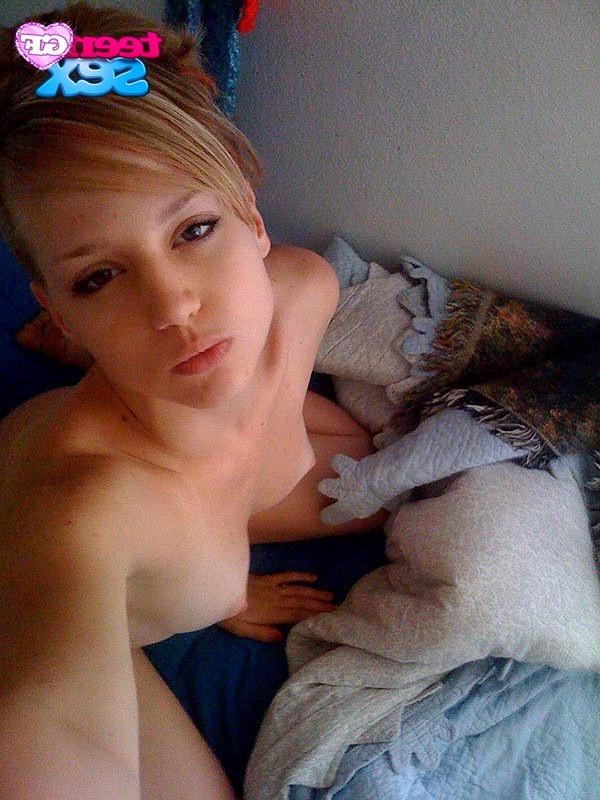 12P Doll piercing the holes on nasty girlfriend photos