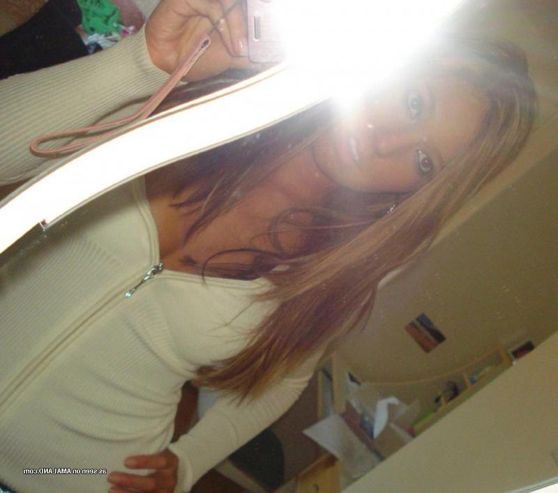 12P Sexy amateur hottie selfshooting in her bedroom