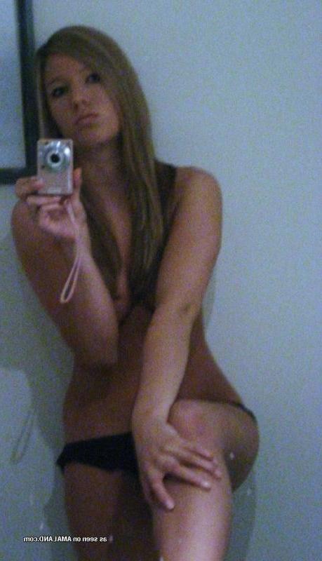 12P Sexy amateur hottie selfshooting in her bedroom