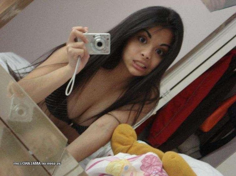 12P Sexy amateur Asian hottie camwhoring in her bedroom