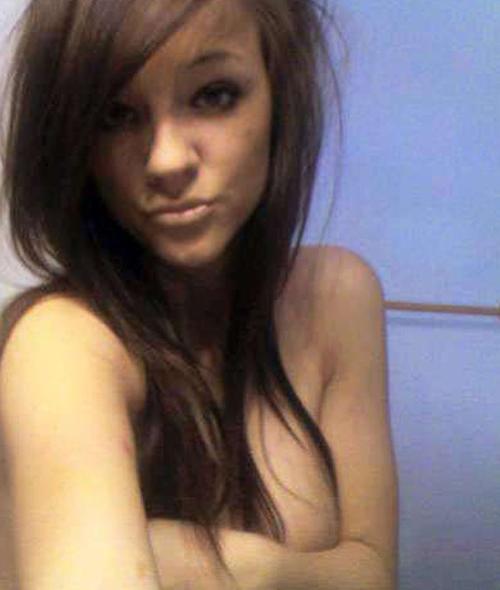 16P Pictures of a petite bombshell in her kinky pictorial