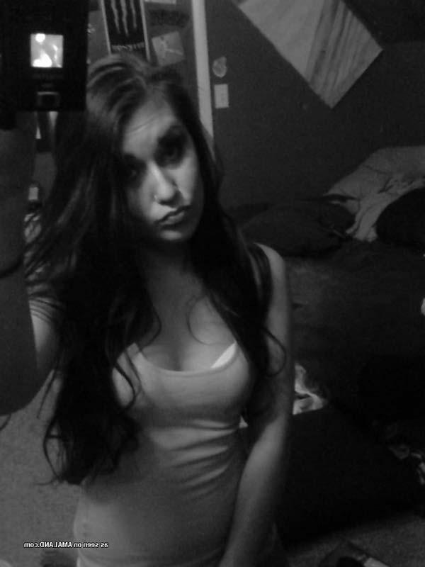 16P Sexy Wendy camwhoring in her bedroom