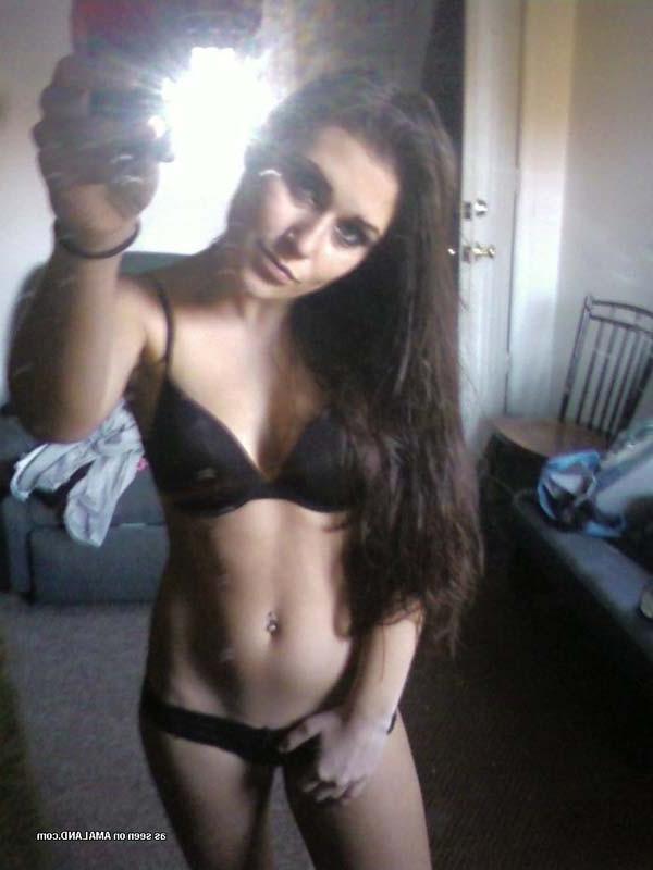16P Sexy Wendy camwhoring in her bedroom