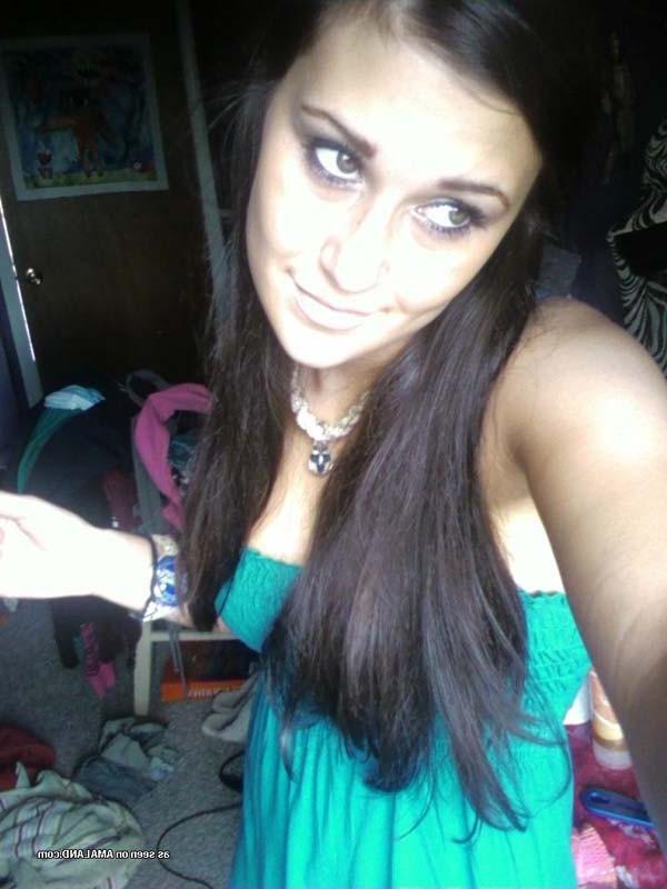 16P Sexy Wendy camwhoring in her bedroom