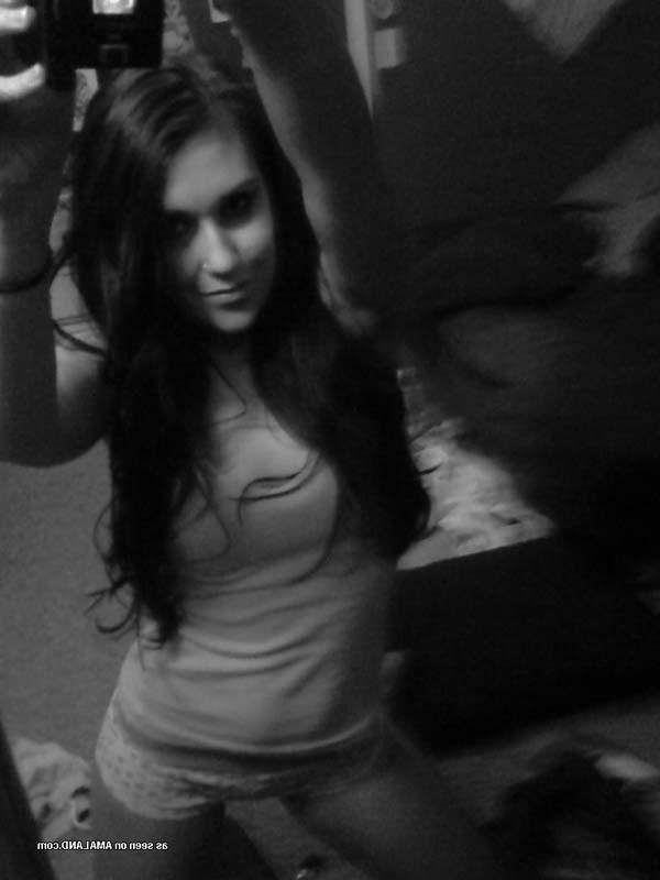 16P Sexy Wendy camwhoring in her bedroom