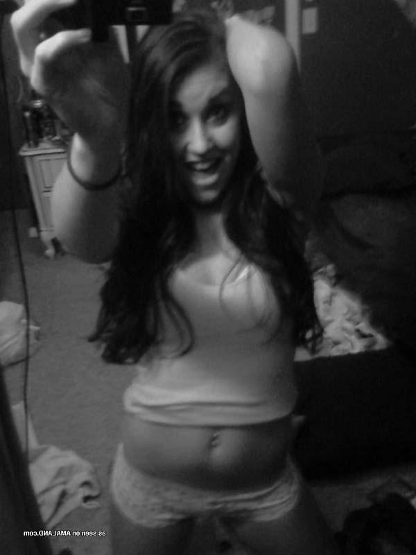 16P Sexy Wendy camwhoring in her bedroom