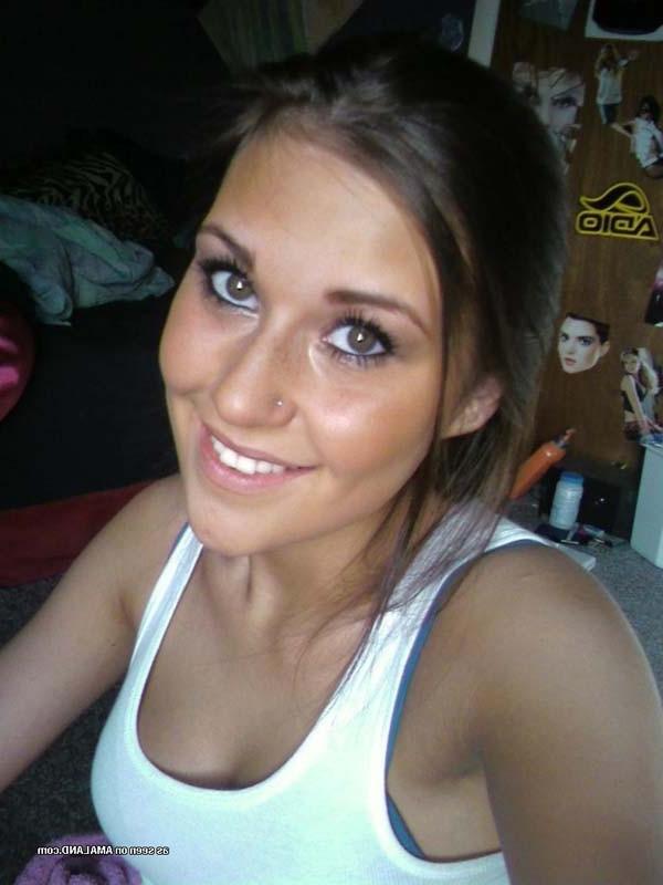 16P Sexy Wendy camwhoring in her bedroom