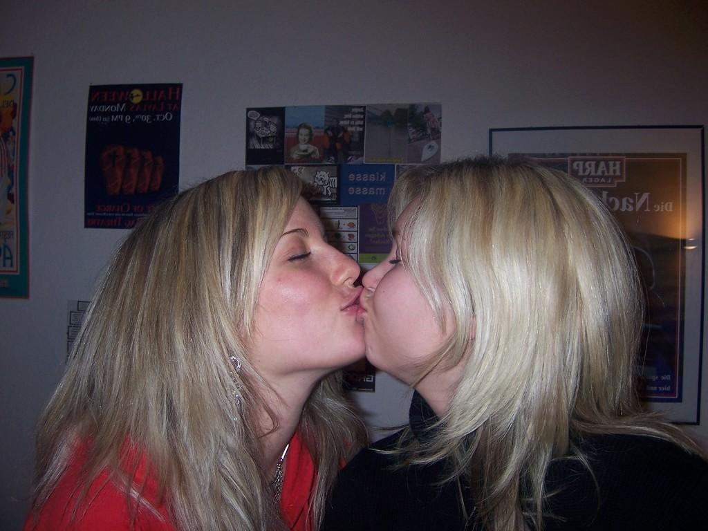 16P Pictures of a naked blonde naked in her bedroom