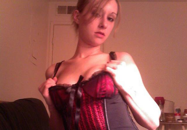 16P Pictures of a naked blonde naked in her bedroom