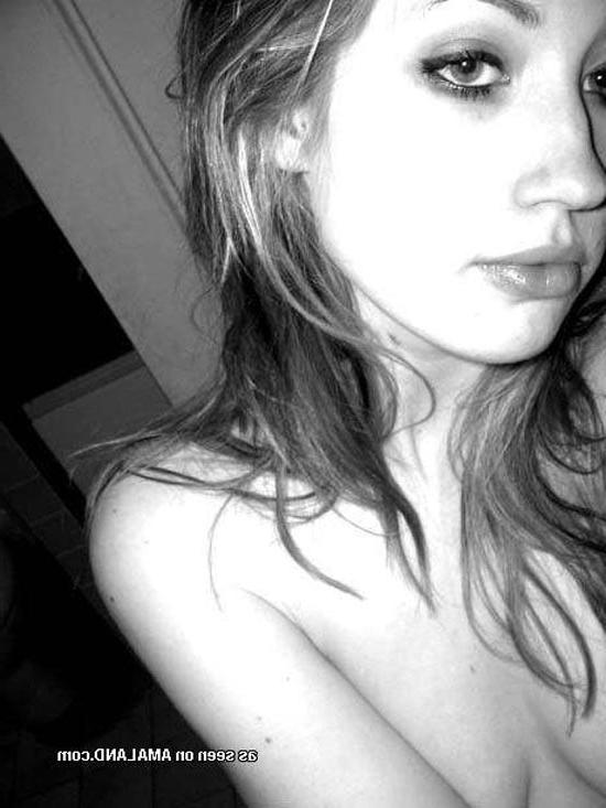 15P Brunette bombshell's self-shots