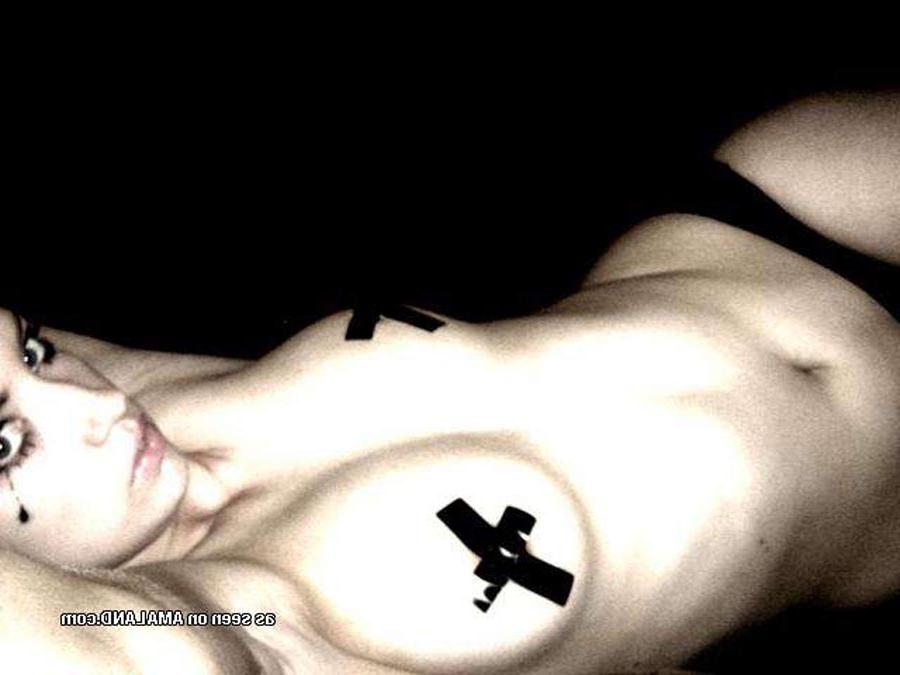15P Brunette bombshell's self-shots
