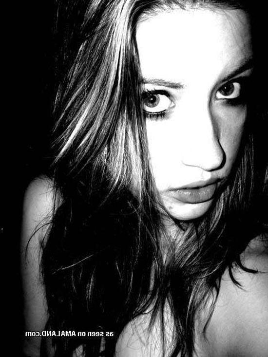 15P Brunette bombshell's self-shots