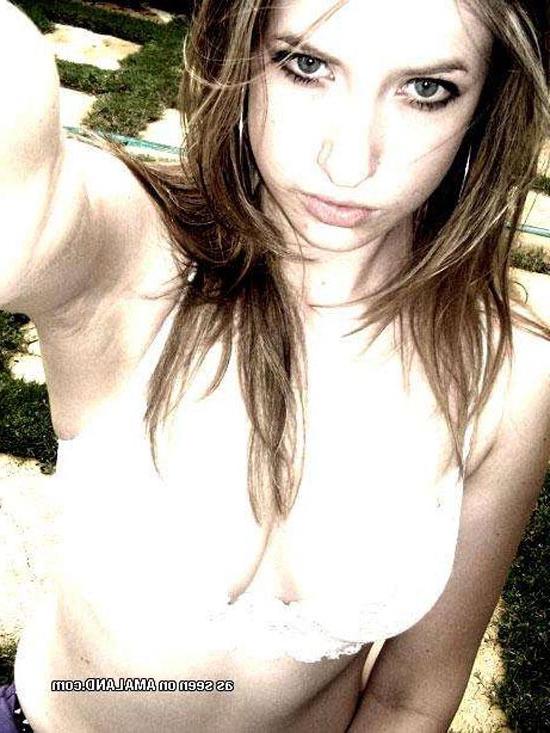 15P Brunette bombshell's self-shots