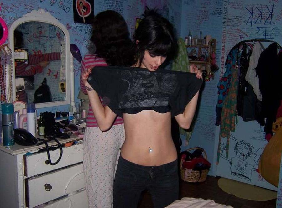 16P Sexy Sarah selfshooting in her bedroom