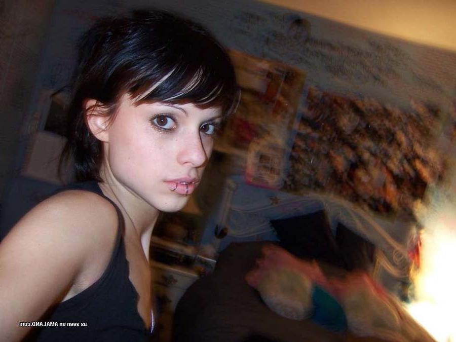 16P Sexy Sarah selfshooting in her bedroom