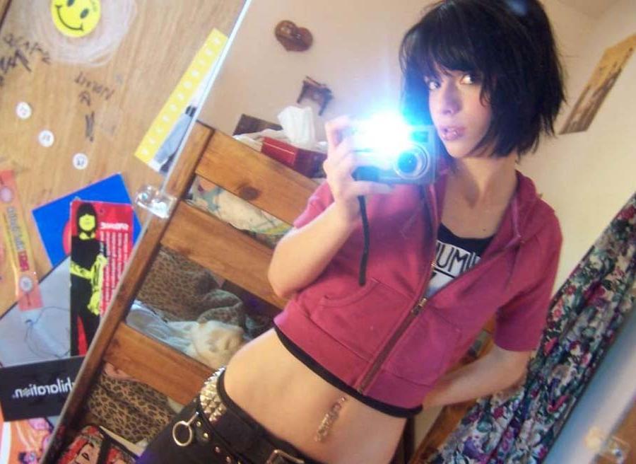 16P Sexy Sarah selfshooting in her bedroom
