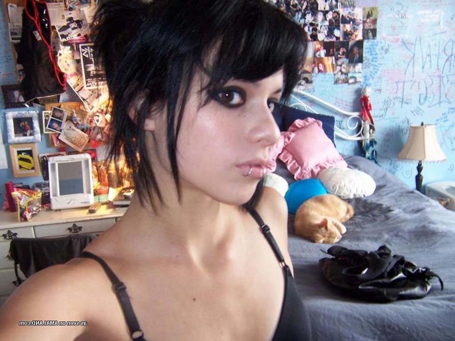 16P Sexy Sarah selfshooting in her bedroom