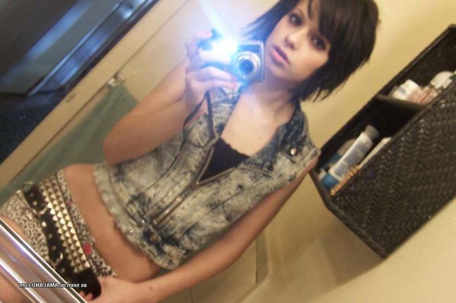 16P Sexy Sarah selfshooting in her bedroom