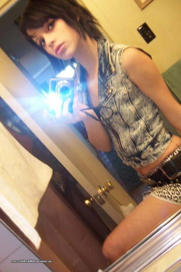 16P Sexy Sarah selfshooting in her bedroom