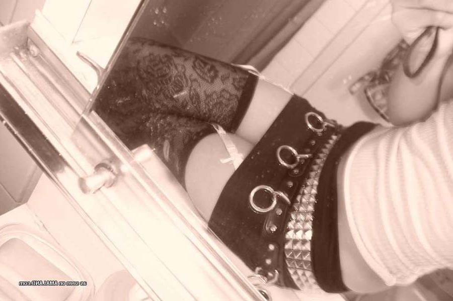 16P Sexy Sarah selfshooting in her bedroom
