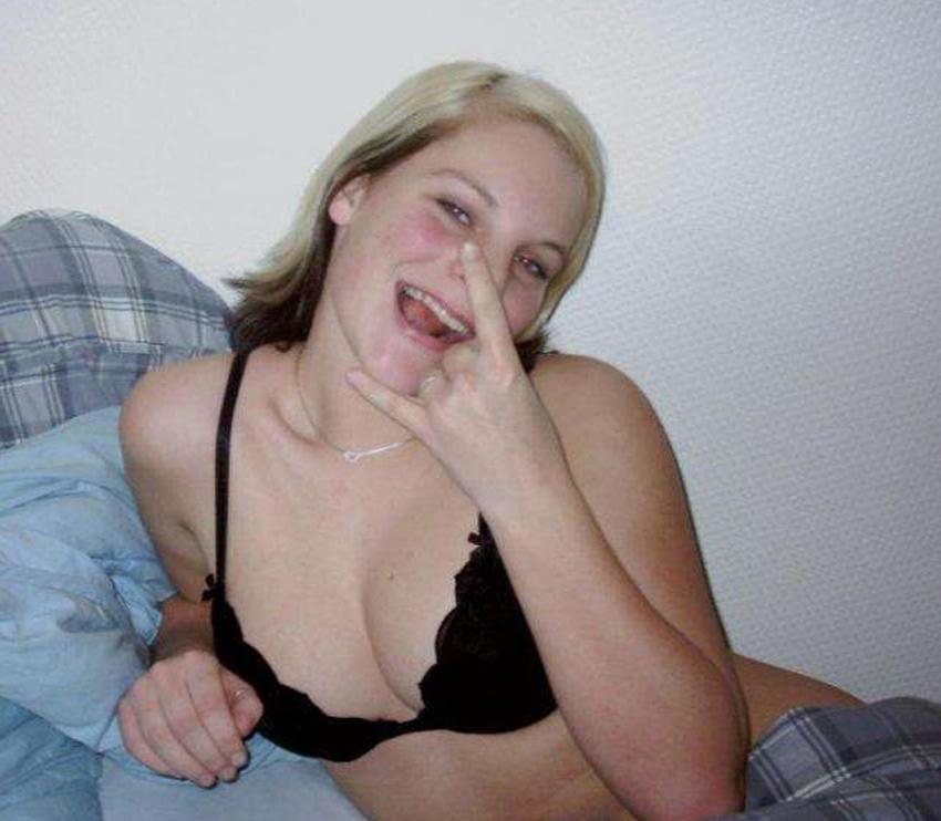 16P Pictures of a naked blonde naked in her bedroom