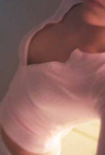 15P Chick self-shoots in bedroom