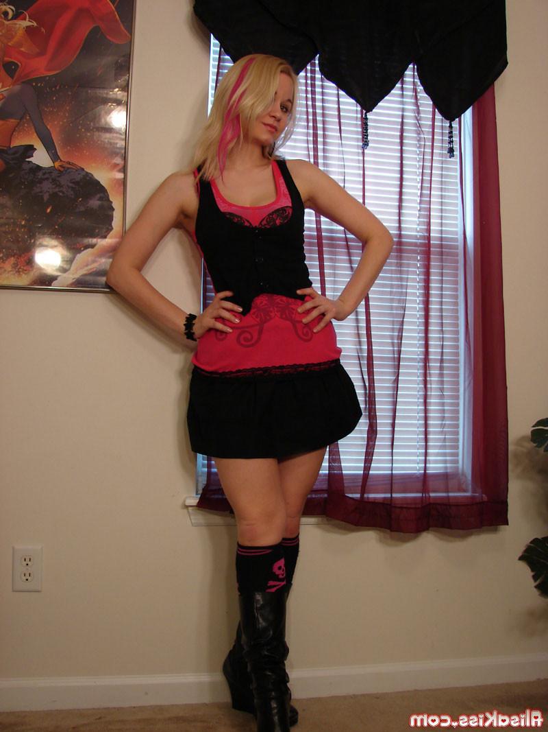 16P Blonde teen Alisa strips