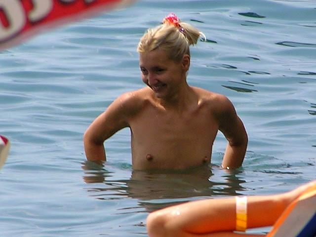 16P Pictures of a naked blonde naked in her bedroom