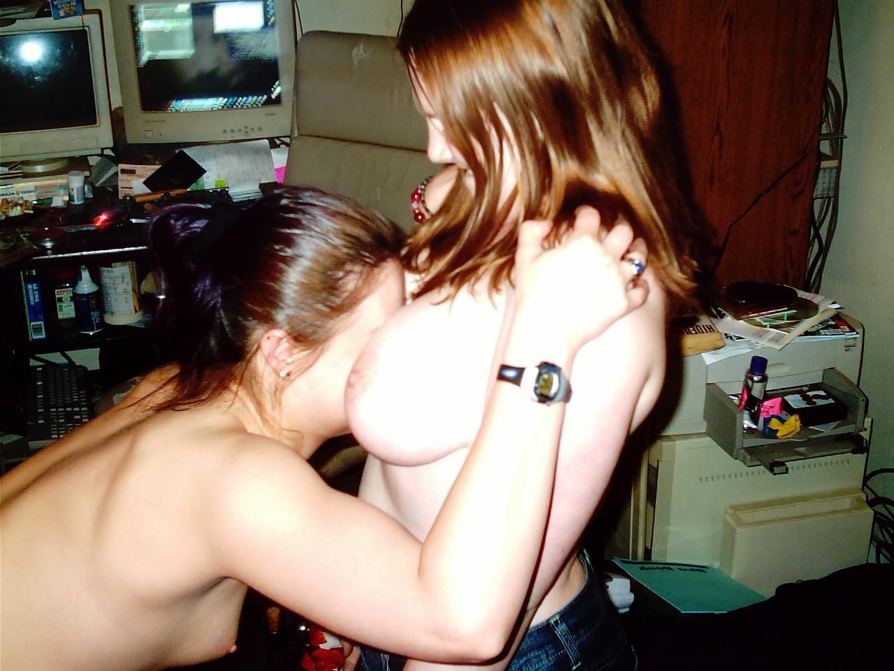 16P Pictures of a naked blonde naked in her bedroom