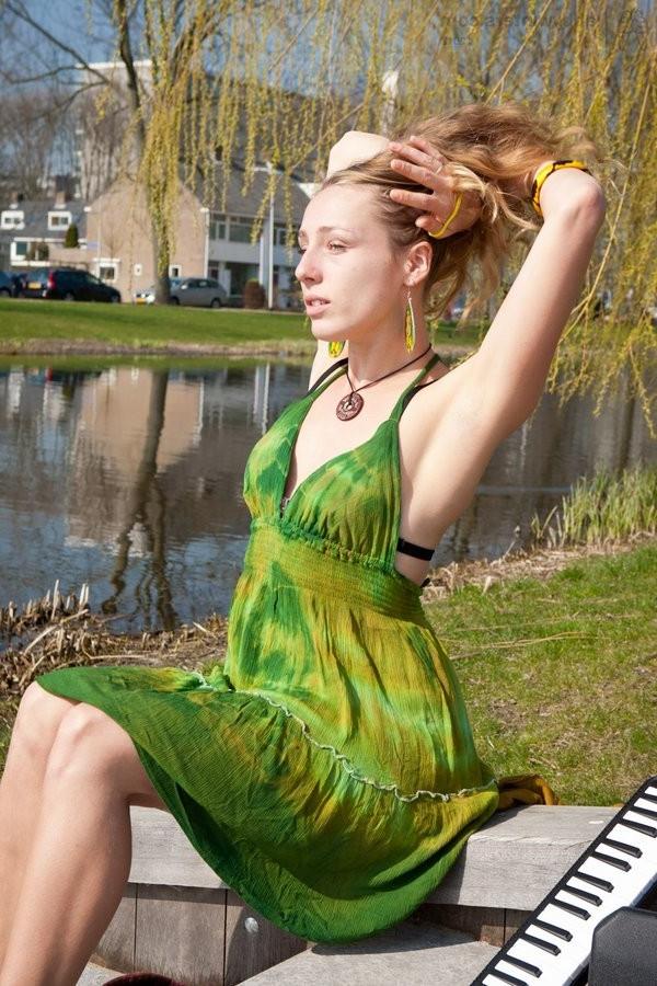 15P Blond Amateur Babe Gets Nude Uses Some Lotion On Herself