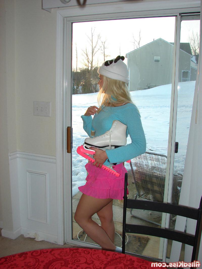 16P Cute amateur blonde teen ready to skate