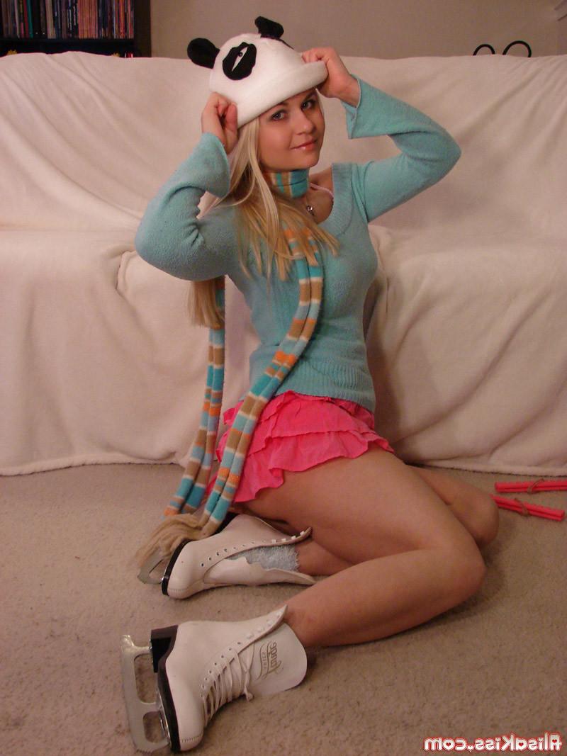 16P Cute amateur blonde teen ready to skate