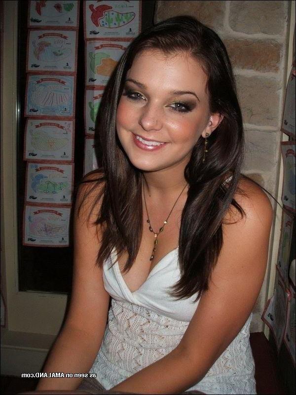 15P Kinky bombshell senorita's hot selfpics