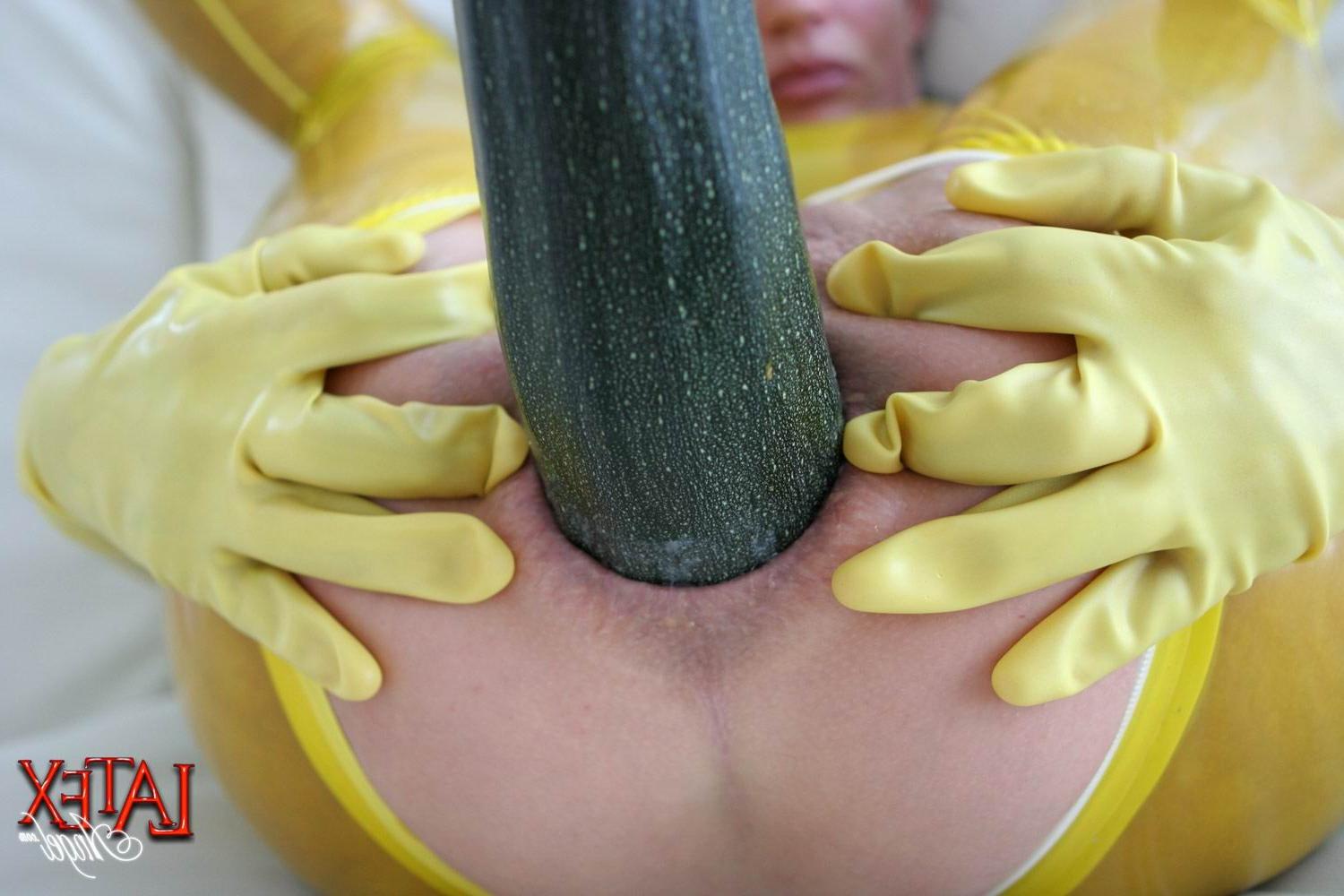 16P Latex Angel fucking her asshole with big veggy